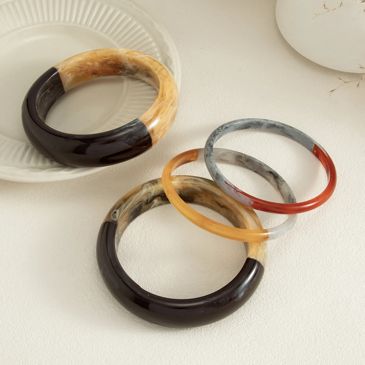 Ingemark 4-teiliges Set Elegantes Harz-Acryl-Armband für Frauen Minimalistisches Mehrschichtiges Gestapeltes Rundes Armreif Schmuckgeschenk – Detail 8