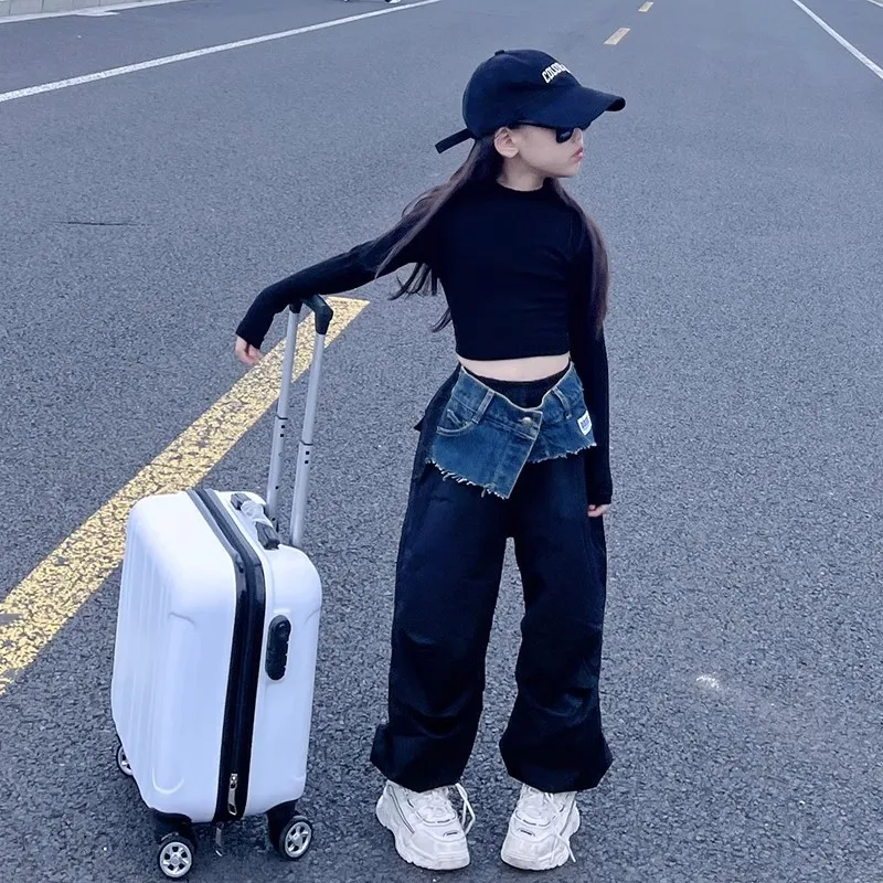 Spodnie dziewczęce w stylu ulicznym 2024, letni top z krótkim rękawem z motywem kreskówkowym, modne, dżinsowe, łączone spodnie robocze