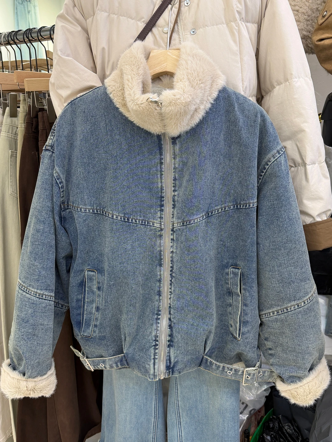 

Women's Winter Thickened Fleece Lined Loose Casual Denim Jacket Fashionable All-Match Outerwear Long Sleeve Zipper Closure