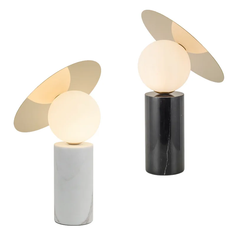 رخام حديث بسيط، غرفة معيشة شمالية، مصباح بجانب السرير في غرفة النوم