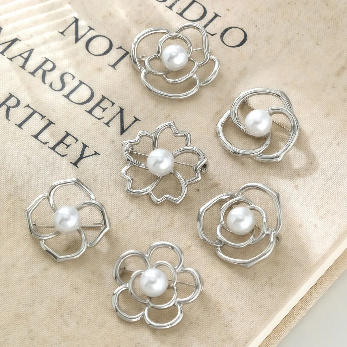 Camellia anti glare brooch, simple hollow out temperament, pearl chest flower, clothing fixed accessories, suit clip