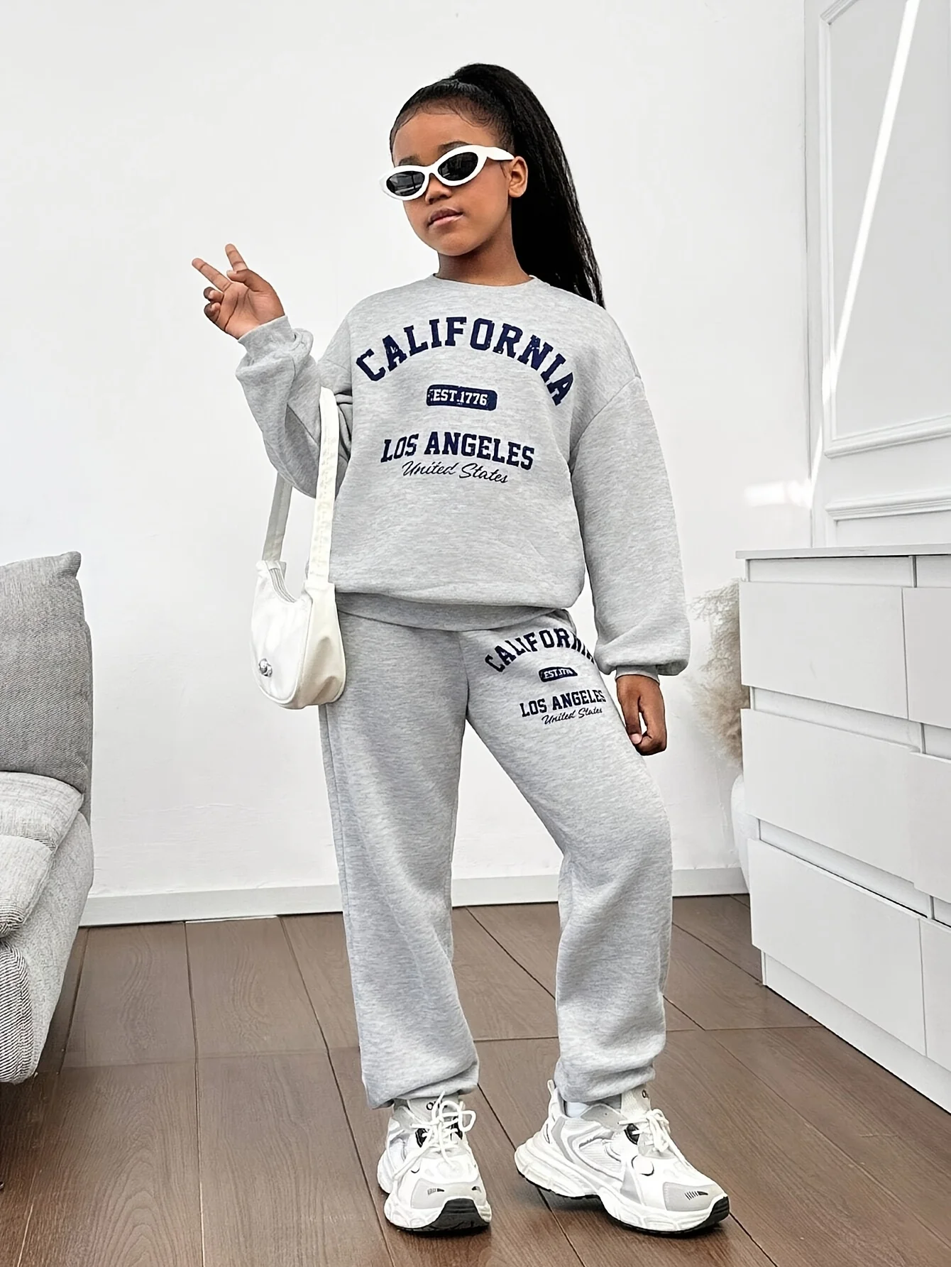 Girls' casual outfit set: letter-print sweatshirt and cuffed joggers. A comfortable, minimalist set featuring an oversized, long