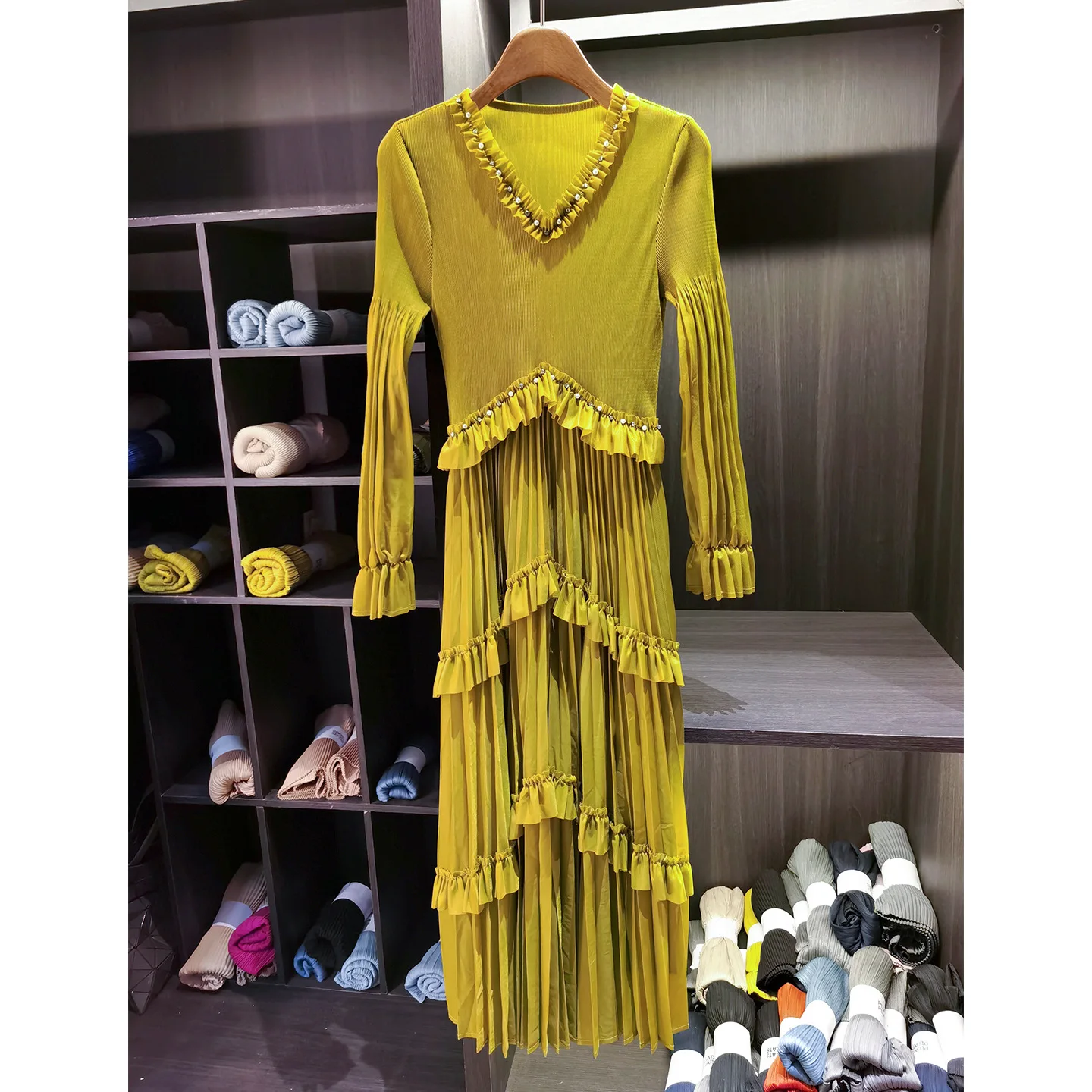 

Элегантное плиссированное платье с V-образным вырезом, оборками и бисером по краю, однотонное, с завышенной талией, весна 2026, новинка для женщин