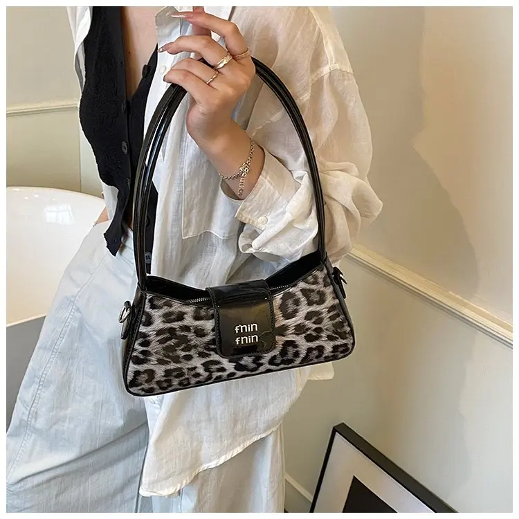 

Premium Chain Shoulder Bag, Quilted Texture with Polished Hardware, Roomy Main Pocket, Convertible Underarm Style, New 2026