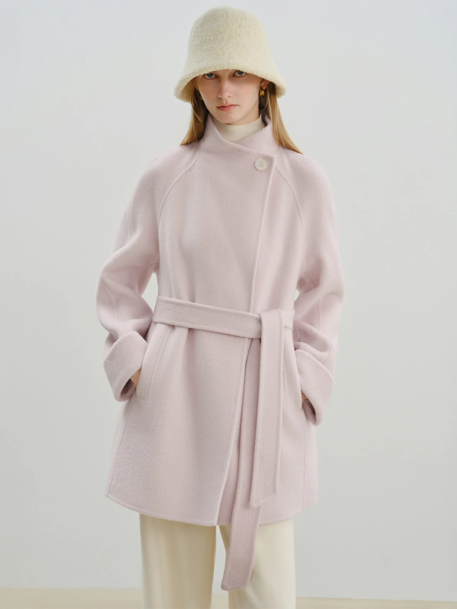 ZIQIAO 2025 nueva llegada elegante abrigo de mezcla de lana de camello de doble cara Chaqueta corta elegante con diseño inspirado en la universidad Otoño Invierno