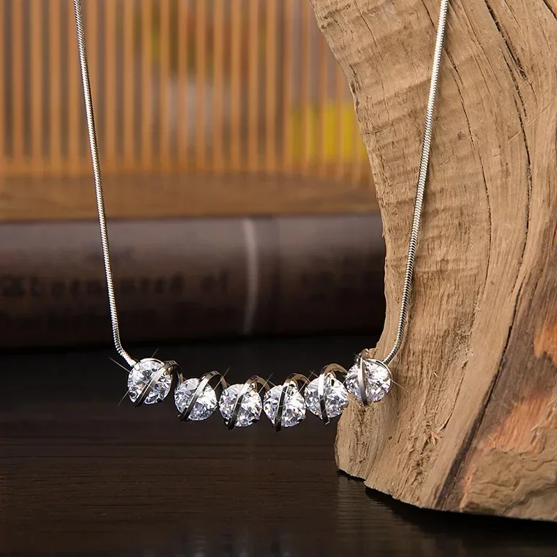 新しい鎖骨チェーンのレディースハートビートネックレスは、ファッショナブルなショートジルコンウェーブネックレスです。