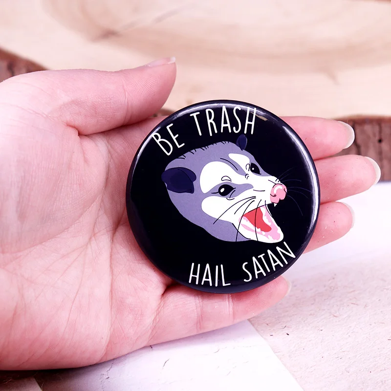 سلة المهملات حائل دبوس زر ساتان ، شارة أوبوسوم ، ميم الحيوان ، صفيح بينباك