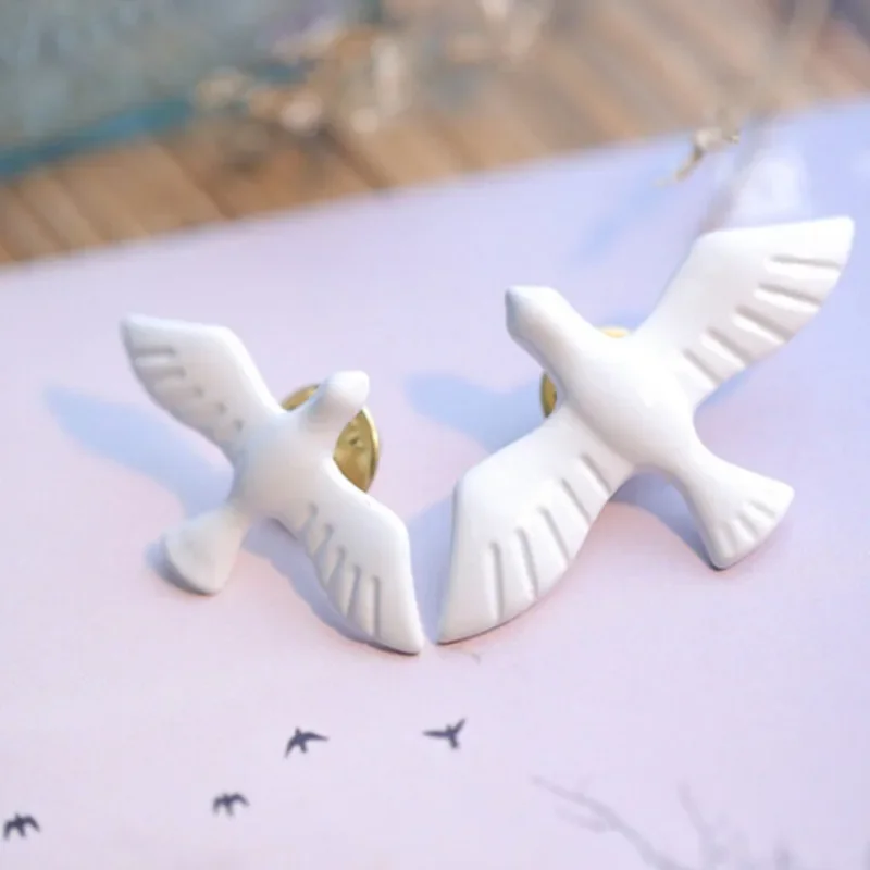 Classic Design White Literary Dove Couple Brooches for Women Men Cartoon Peace Dove Pins Badge Friendship Jewelry Accessories