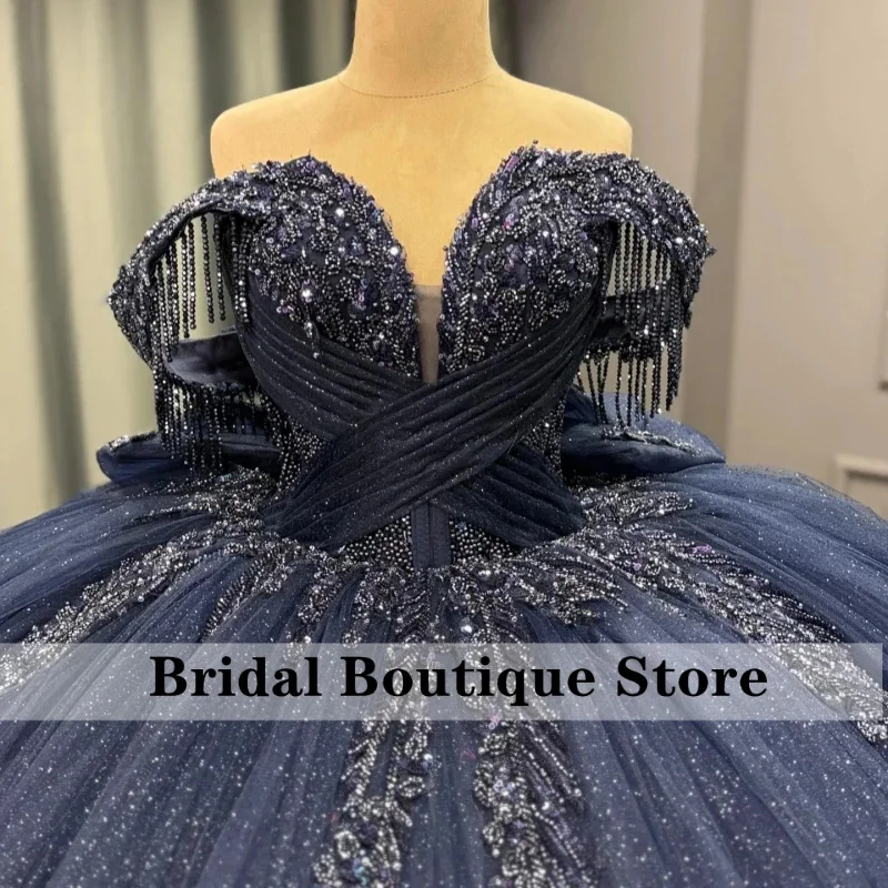 ネイビーブルーの光沢のあるキンセアニェーラドレス、オフショルダー、アップリケ、レース、ビーズ、クリスタル、ボウ、ティアードチュール、誕生日、スイート、カスタマイズ可能