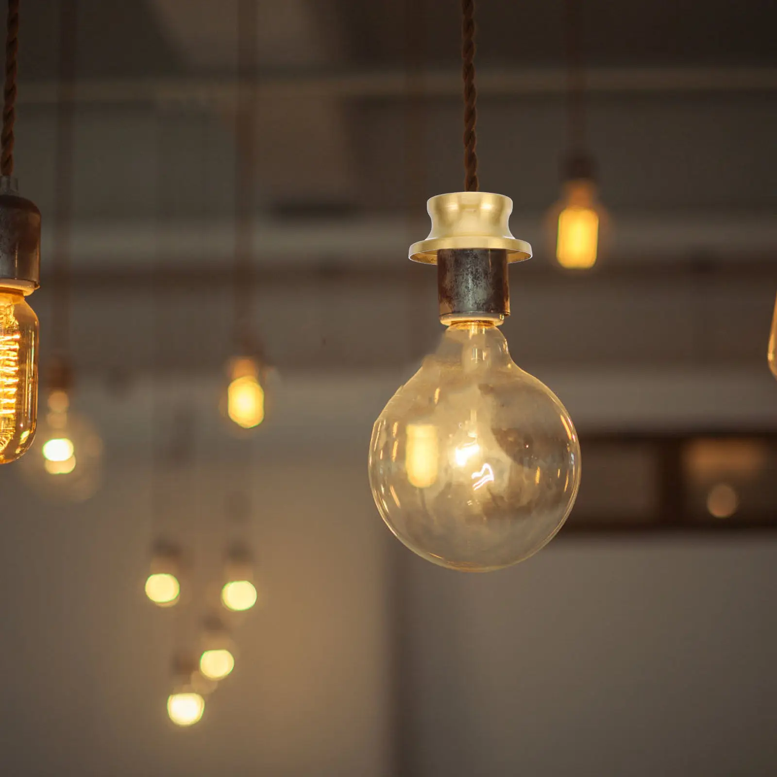 

Медный патрон E27 для настольных, напольных и подвесных светильников: прочный, полузакрытый дизайн, сфокусированное световое излучение, современный стиль