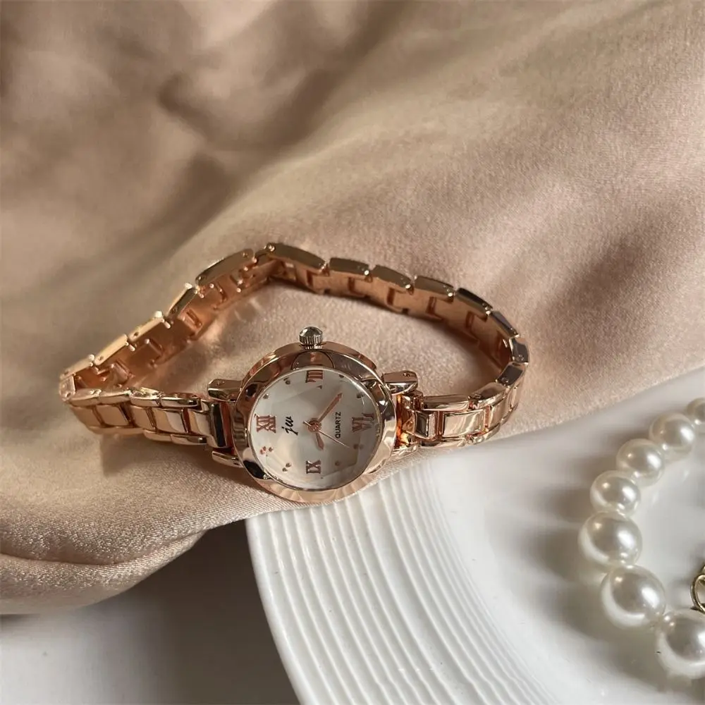 Classic Exquisite Golden Wrist Watch Small Round Dial Light Luxury Women Watch Classic Retro Quartz Wristwatch Daily Use
