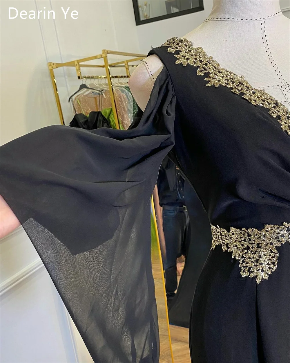 Saudi-Arabien Abendkleid von Dearin, V-Ausschnitt, Meerjungfrau, bodenlang, Paillettenröcke, offener Rücken, Applikation, Rüschen, maßgeschneidertes Anlasskleid