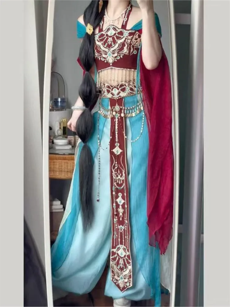 Elegancka i modna odzież codzienna w egzotycznym stylu z regionów zachodnich, z bogatymi haftami przemysłowymi.