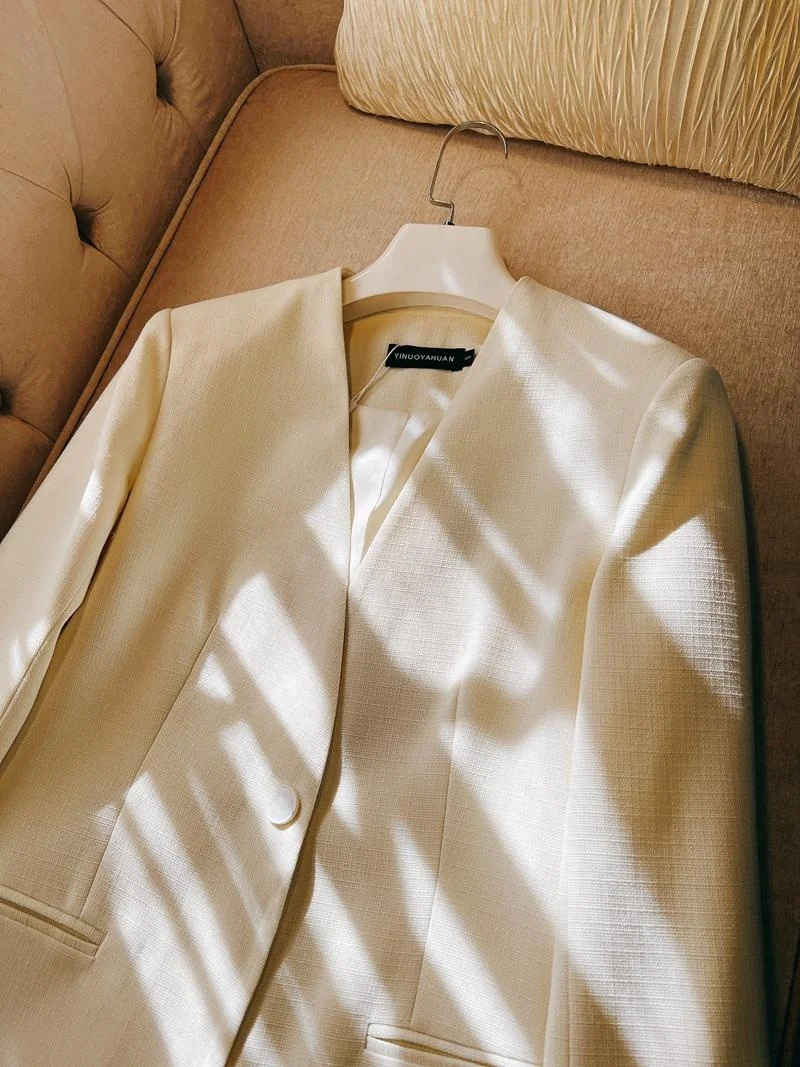 ชุดสูทลำลองคอวีสีขาวสำหรับผู้หญิง แฟชั่นทรงเข้ารูป แขนยาว สำหรับฤดูหนาว ปี 2024 ดีไซน์ดั้งเดิม ผลิตในจีน