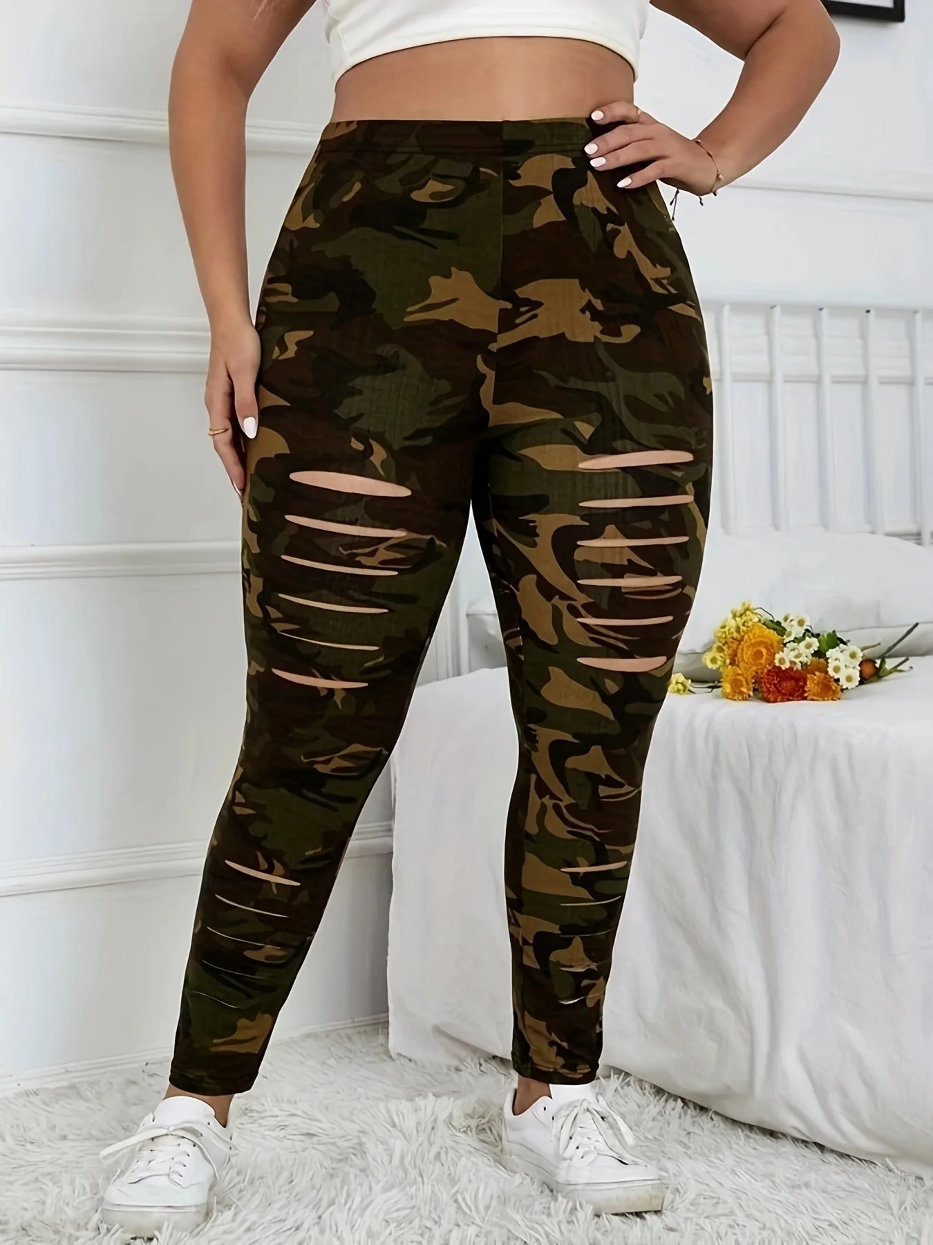 Plus-size Women\'s Camouflage Ripped Niner Pants Fashion Trend Ripped Front Leggings Wrapped Waist Tight Foot Pants Women