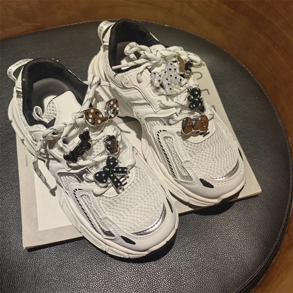 1 Stück schwarz-weißer Punkt-Schnürsenkel-Charm, Premium-Sneaker-Zubehör mit Schnalle, Schleife, Liebe, Pentagramm-Design für Schuhdekorationen
