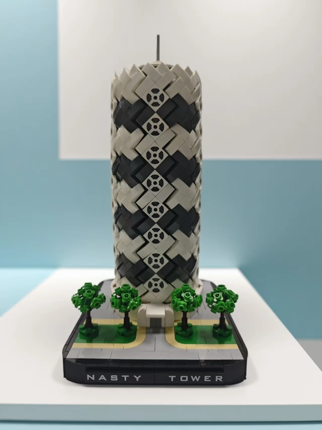 

Chinese Building Blocks Street View Series MOC-15992 Disgusting Tower Children's Assembly Toy Gift Model