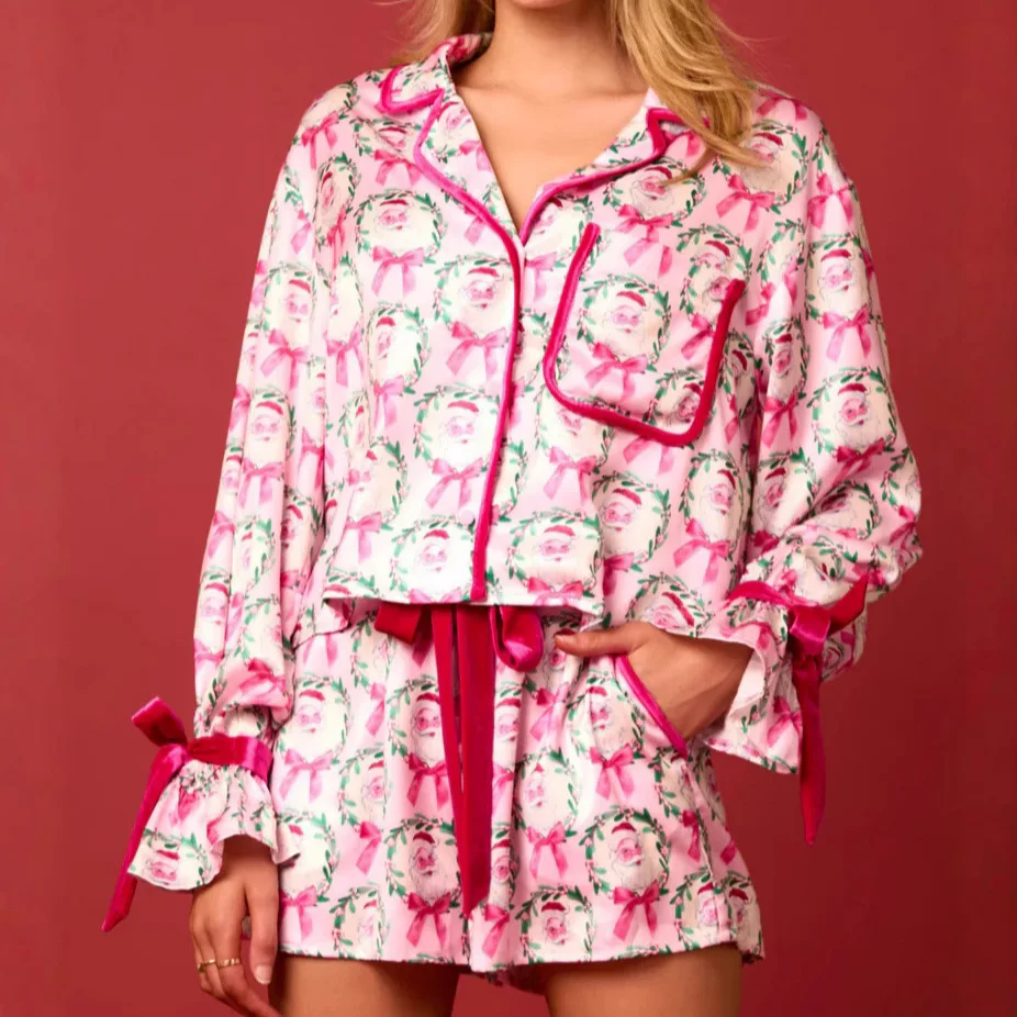 

Новинка 2025: Рождественский комплект пижамы для женщин – рубашка с длинным рукавом и бантом, шорты, атласный шелк, забавный принт, 2 предмета, для сна