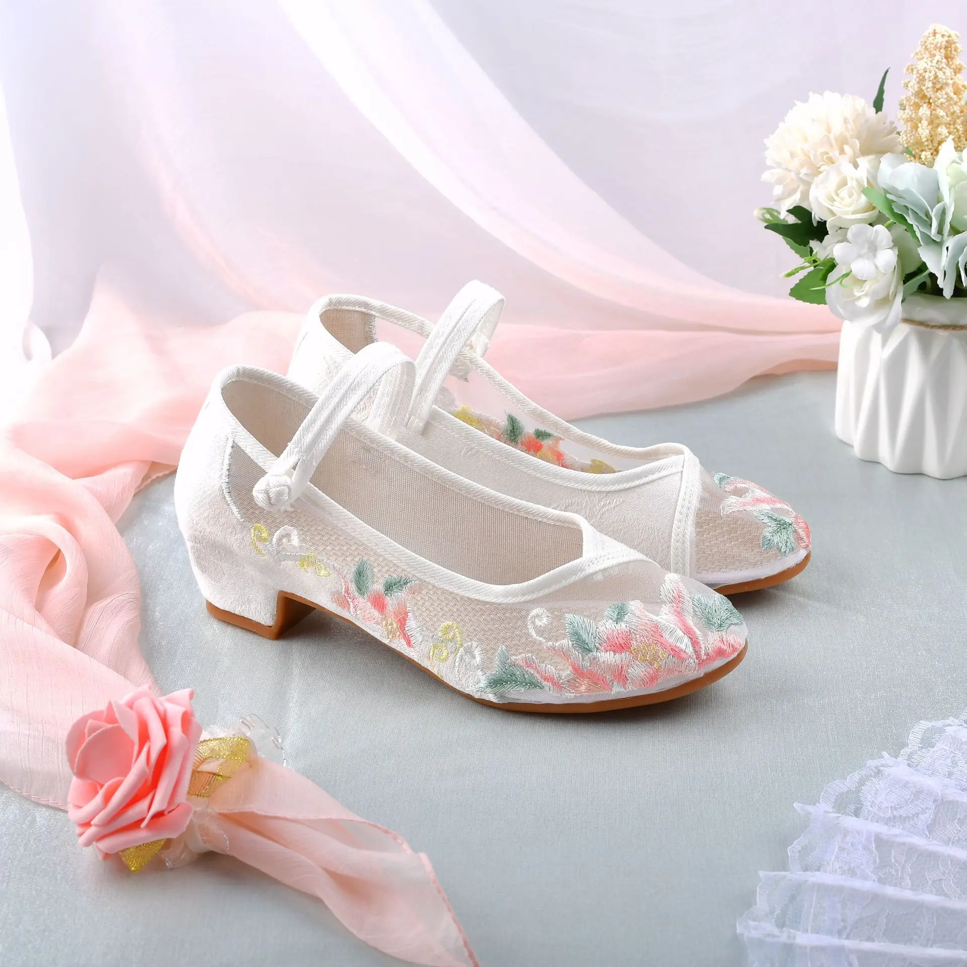 Zapatos Hibiscus de tacón cuadrado emparejados con Cheongsam Hanfu, zapatos individuales de estilo étnico, zapatos bordados, zapatos de malla, nuevo estilo