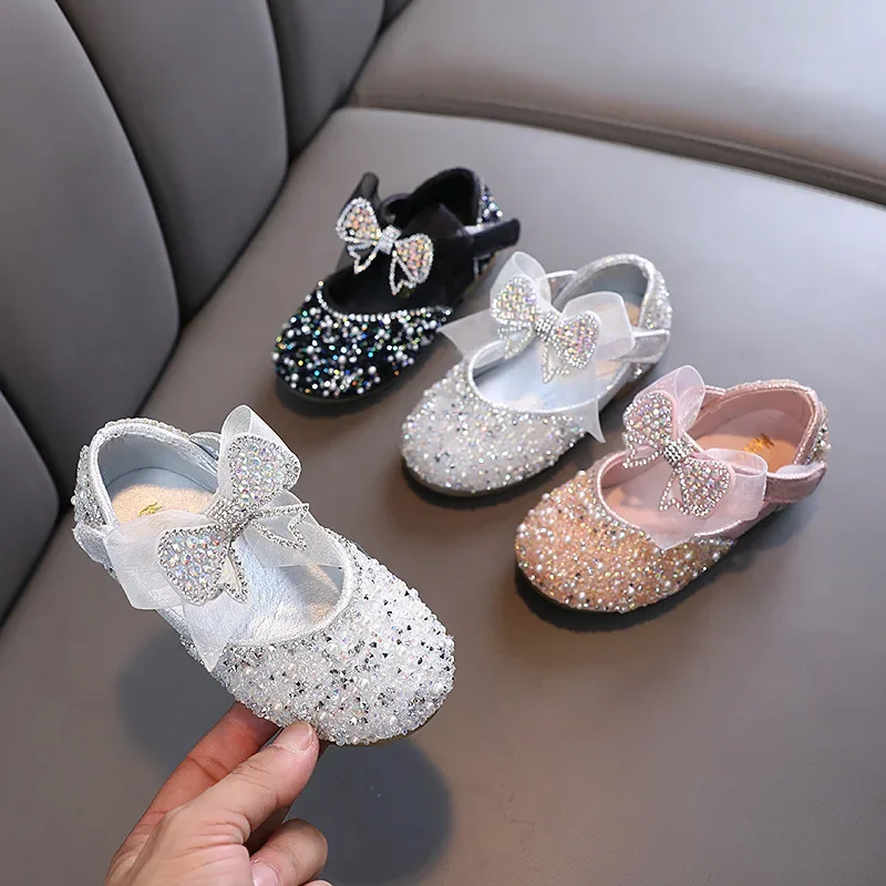 Nuove scarpe in pelle con paillettes per bambini ragazze principessa strass Bowknot scarpe singole 2024 moda bambino scarpe da sposa per bambini