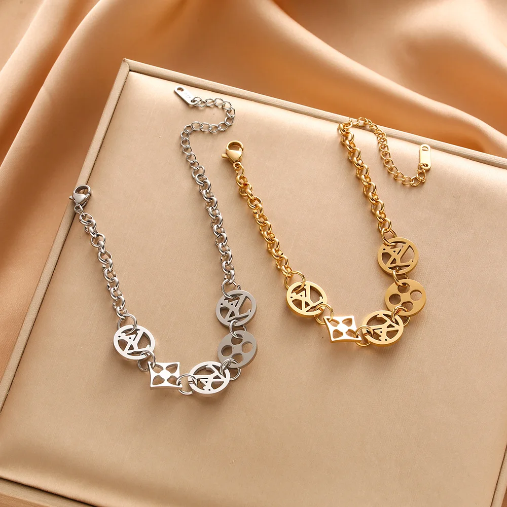 

Ретро-браслет с четырьмя лепестками клевера, браслет с преувеличенными буквами, изысканное и нишевое соединение пуговиц в стиле ретро.