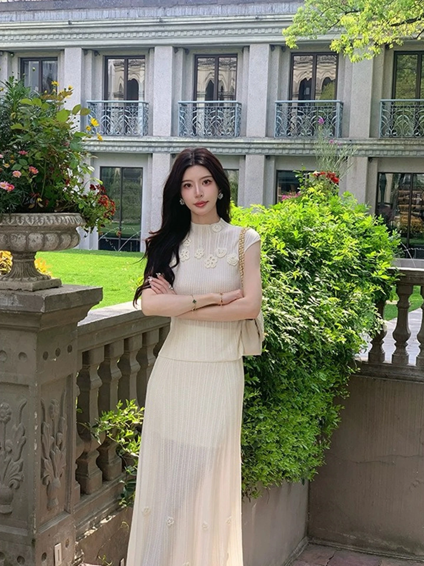 قميص نسائي محبوك من الحرير الجليدي بقصة ضيقة Ne Summer 2025 تصميم فريد من نوعه ثلاثي الأبعاد على شكل زهرة للتنقل النسخة الكورية ملابس تريكو