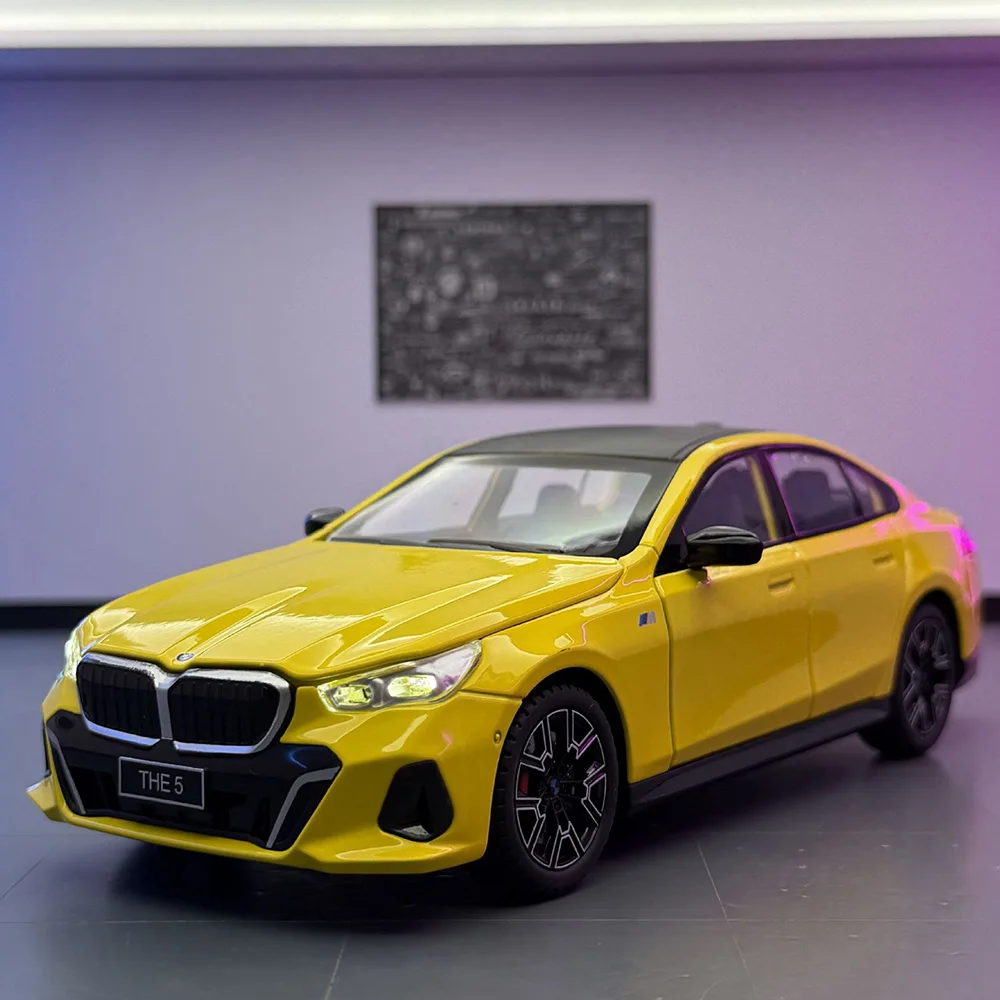 Escala 1:24 530Li I5M60 modelo em miniatura liga diecast carro brinquedos portas abertas com luz sonora puxar para trás para presentes de feriado do amigo