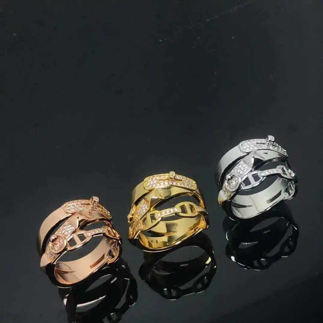 

The high-end "Full Sky Star" three-in-one fashionable and light luxury pig-nose ring is simple and elegant