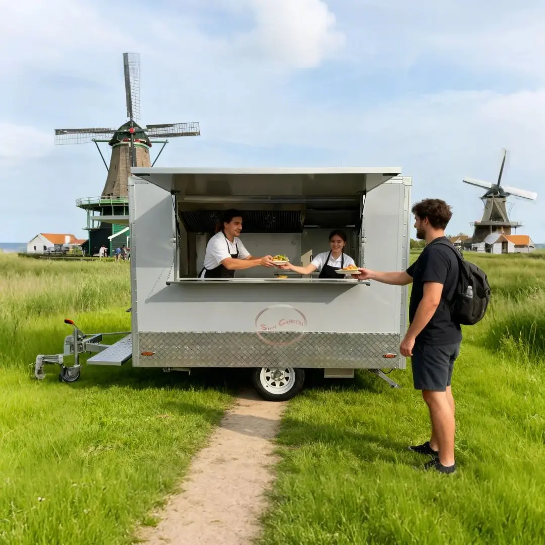Remolque de comida al aire libre con placa de diamante plateado, cuerpo principal blanco crema, placa deslizante de metal en la parte inferior, un estilo conciso y limpio