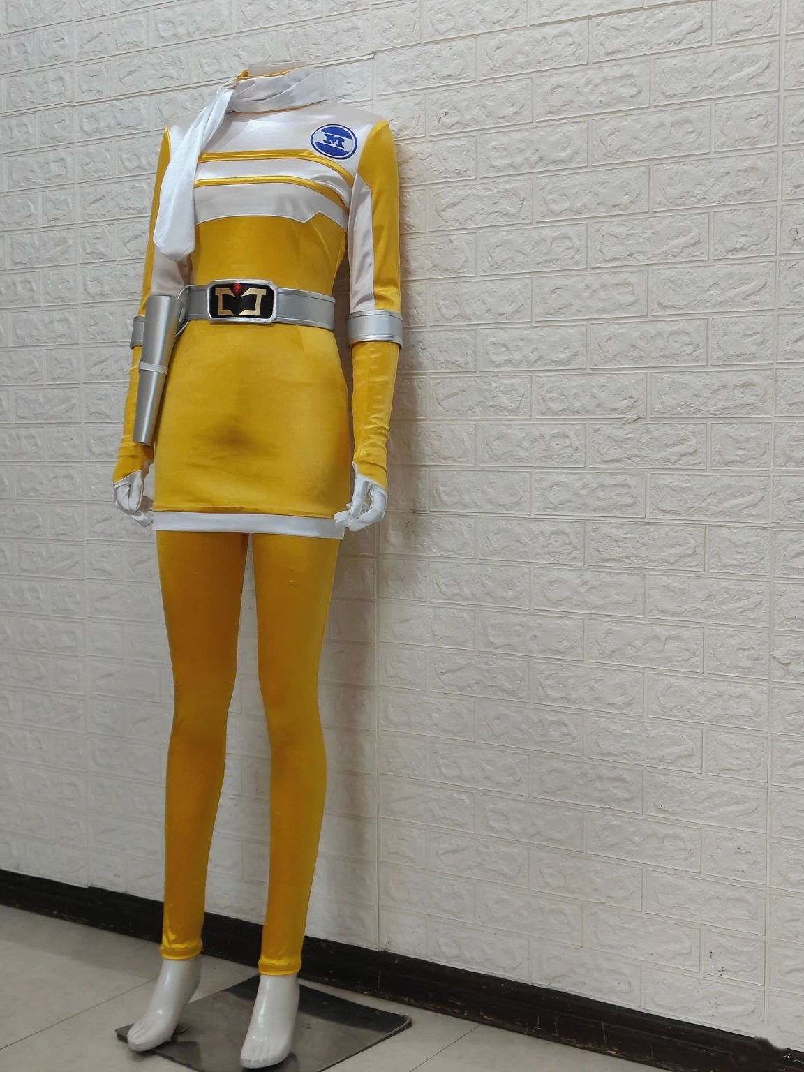 بدلة توكوساتسو المثير جيجا سينتاي هيرو باللونين الوردي والأبيض من الساتان سينتاي أزياء تنكرية بدون خوذة للعب الأدوار بدلة كوميك كون