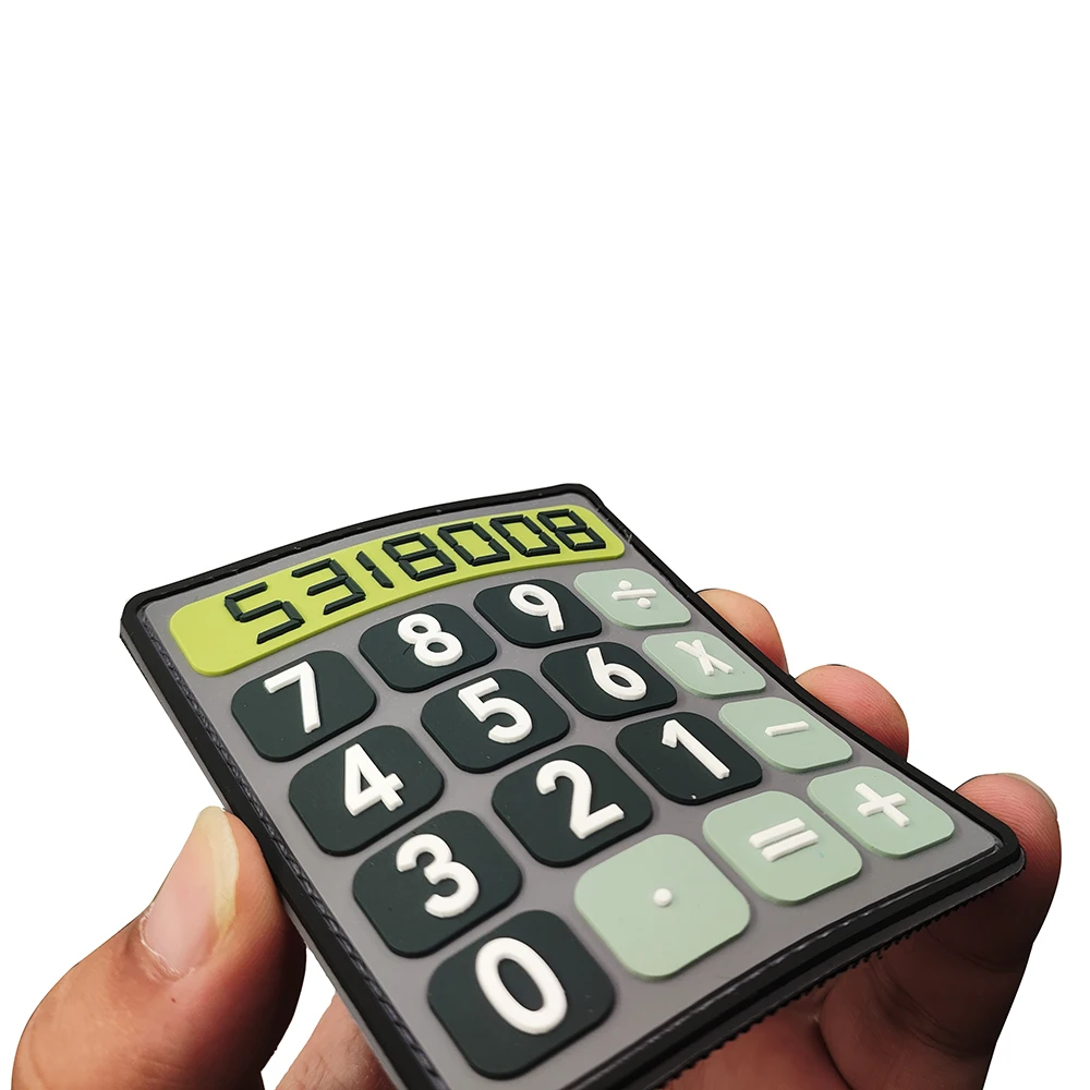 แผ่นปะติด 3 มิติ แบบ PVC ลายเครื่องคิดเลข  พร้อมตะขอ สำหรับติดเสื้อแจ็คเก็ต  งาน DIY  แบบเย็บติด