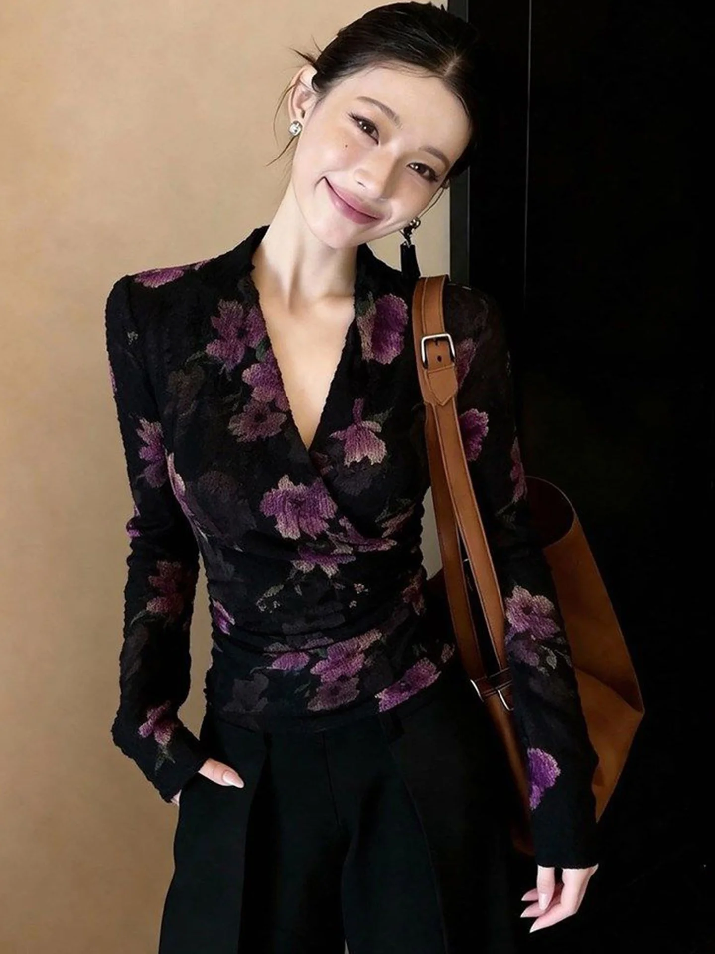 

Женская модная футболка с цветочным принтом и длинным рукавом, корейская версия, V-образный вырез, для повседневной носки, весенний сезон