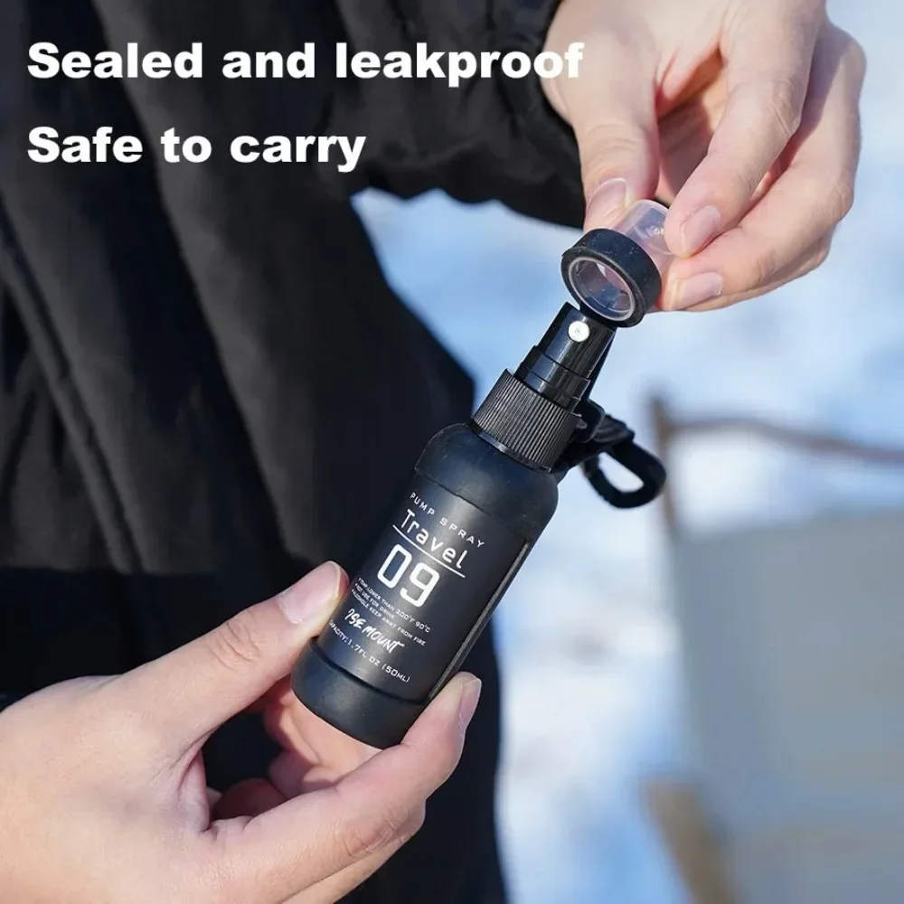 Botella pulverizadora para viaje de acampada al aire libre, con ganchos, dispensador de Alcohol, botella pulverizadora portátil táctica, 50ml, accesorios para senderismo, 1 ud.