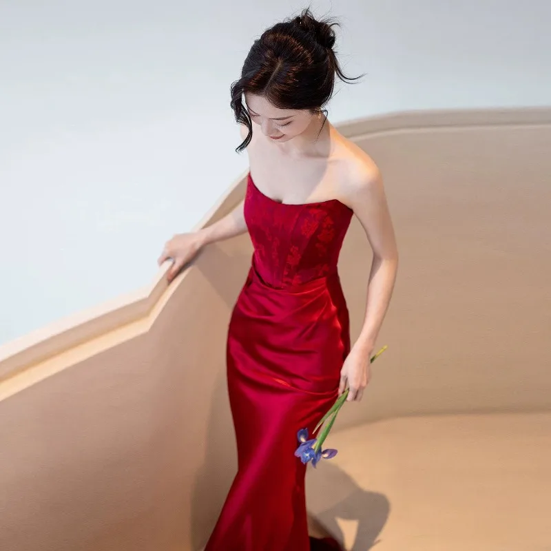 Vestido de brinde vermelho sem alças elegante para a noiva, petite 2026 novo vestido de noivado de casamento de alta qualidade, vestido longo com gravata francesa