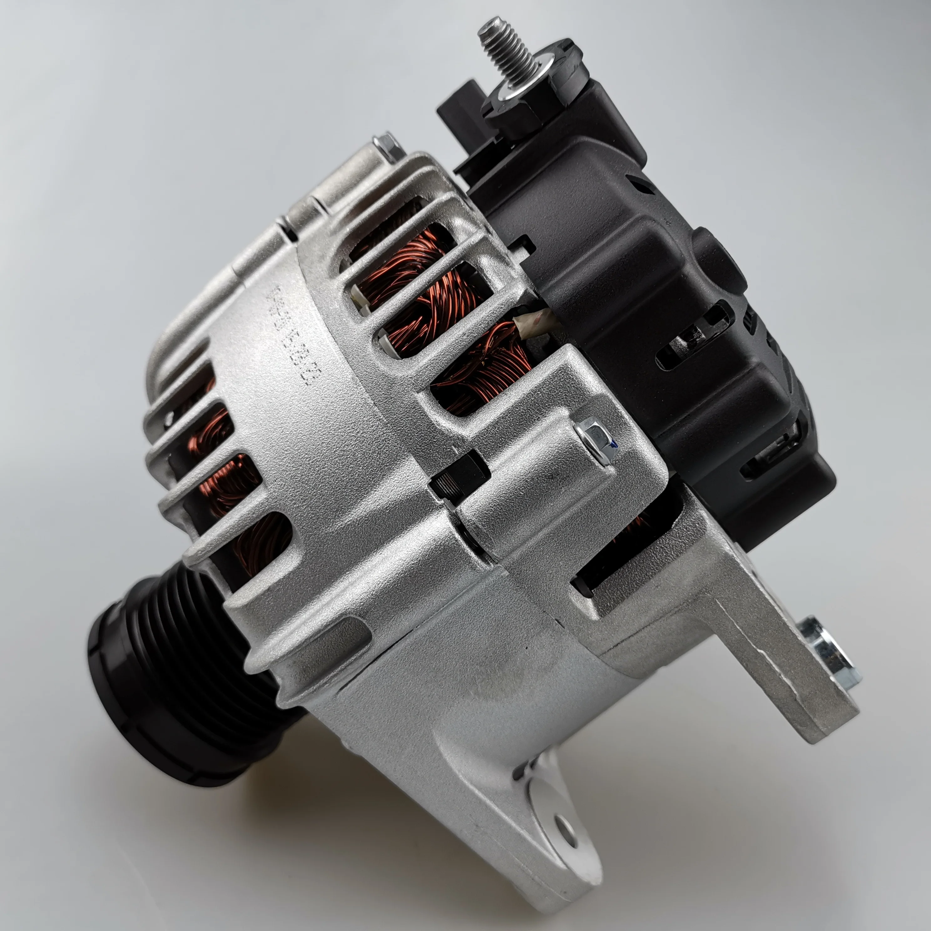 

SAIC MAXUS T60 Оригинальный дизельный автомобильный генератор 2,8T C00050282