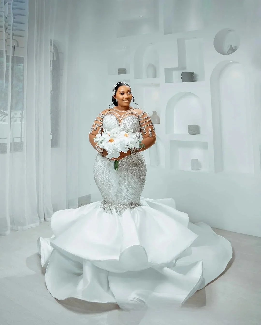 

Индивидуальный пошив свадебного платья больших размеров с блестящими бусинами и стразами, длинными рукавами и съемным шлейфом.