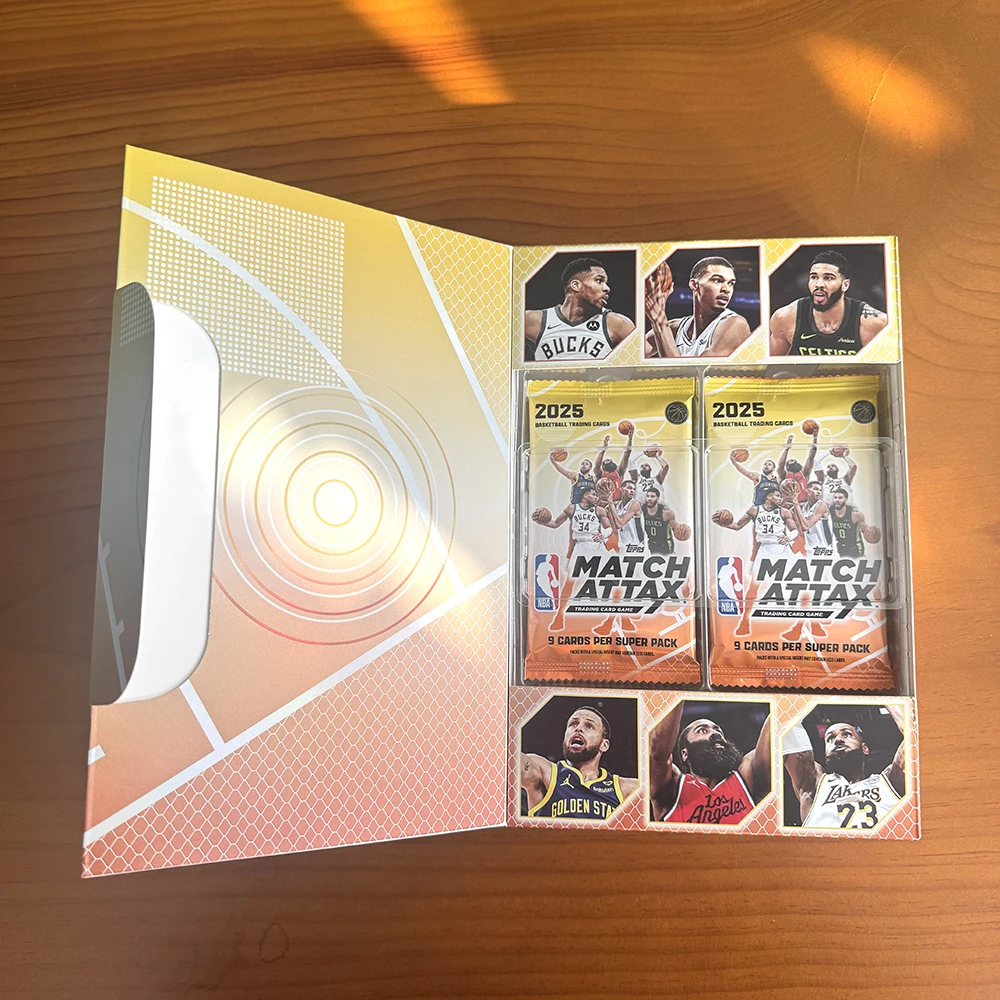 لعبة بطاقات كرة السلة KAYOU 2025 NBA - حزمة Attax Topps Super Pack مع 90 بطاقة إدراجات مثيرة ورقائق ذهبية