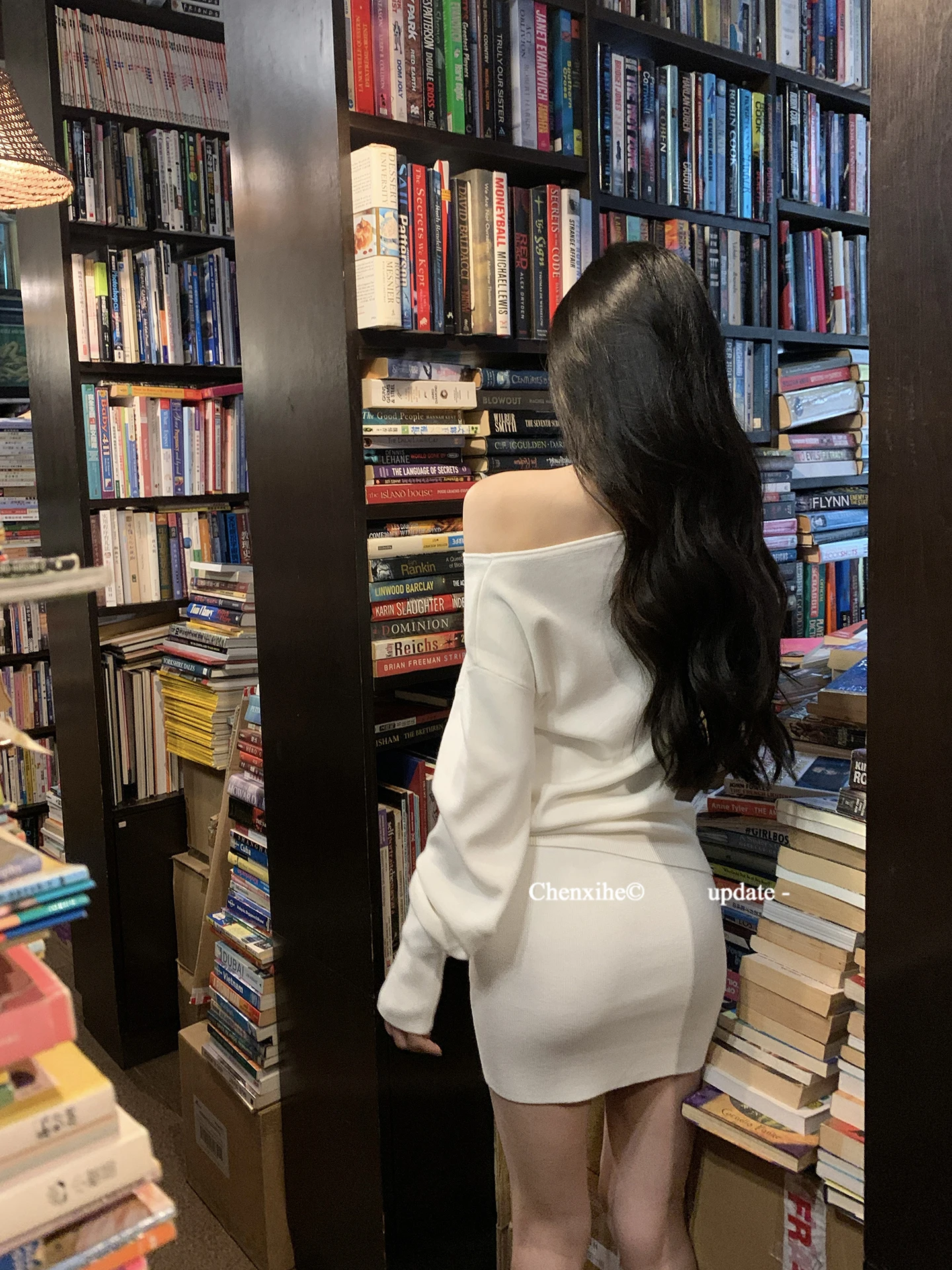 

He Chenxi Early Spring Fashion Set Loose Slimming Long Sleeve White Knitted Sweater Top Arm Wrap Short Skirt Ensemble