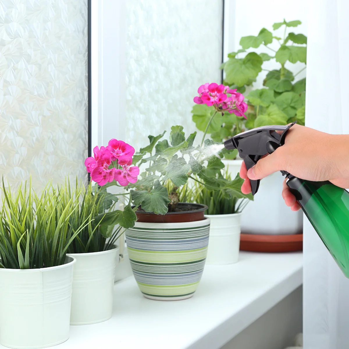 

Plant Spray Bottle Reusable Plastic Sprayer Portable Leakproof Mist Spray Bottle for Home Garden Indoor Outdoor Watering