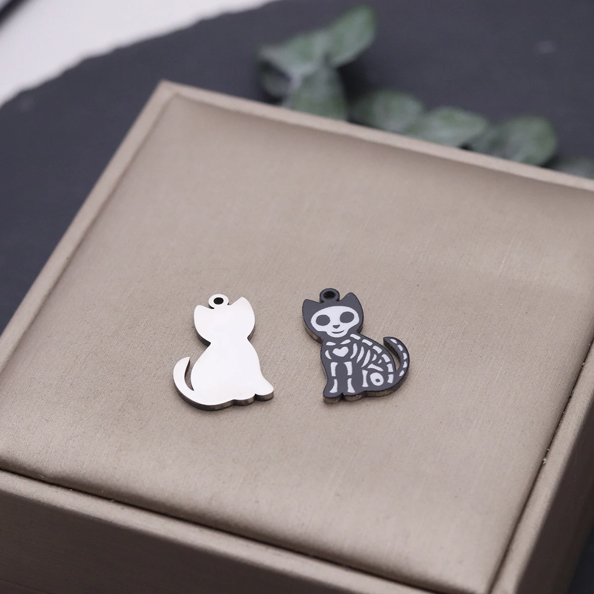 2 pçs na moda preto horror crânio esqueleto gato halloween diy acessórios pingente de aço inoxidável encantos para fazer jóias supplie