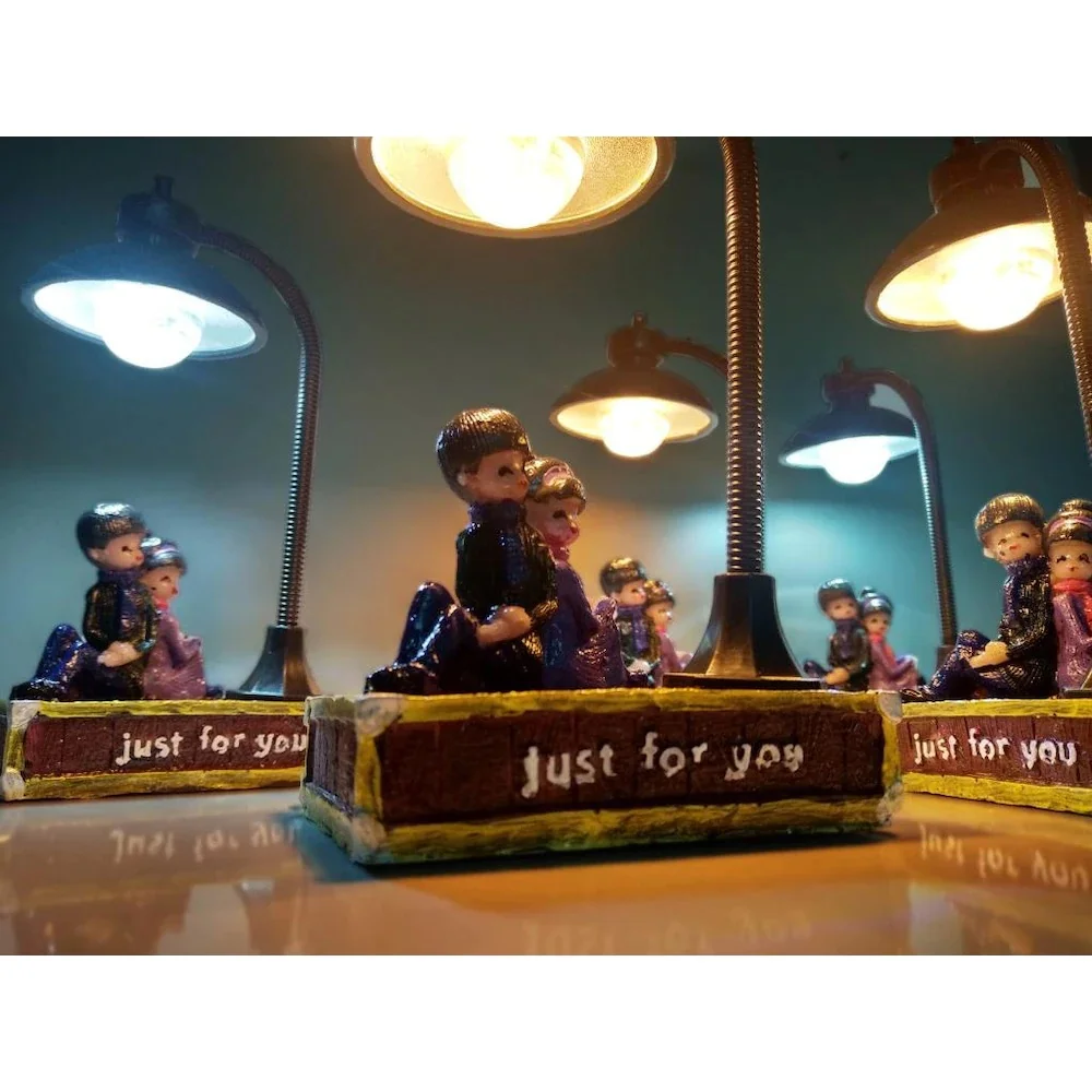 Dear gingillo seduto sotto il vero lampione a Led