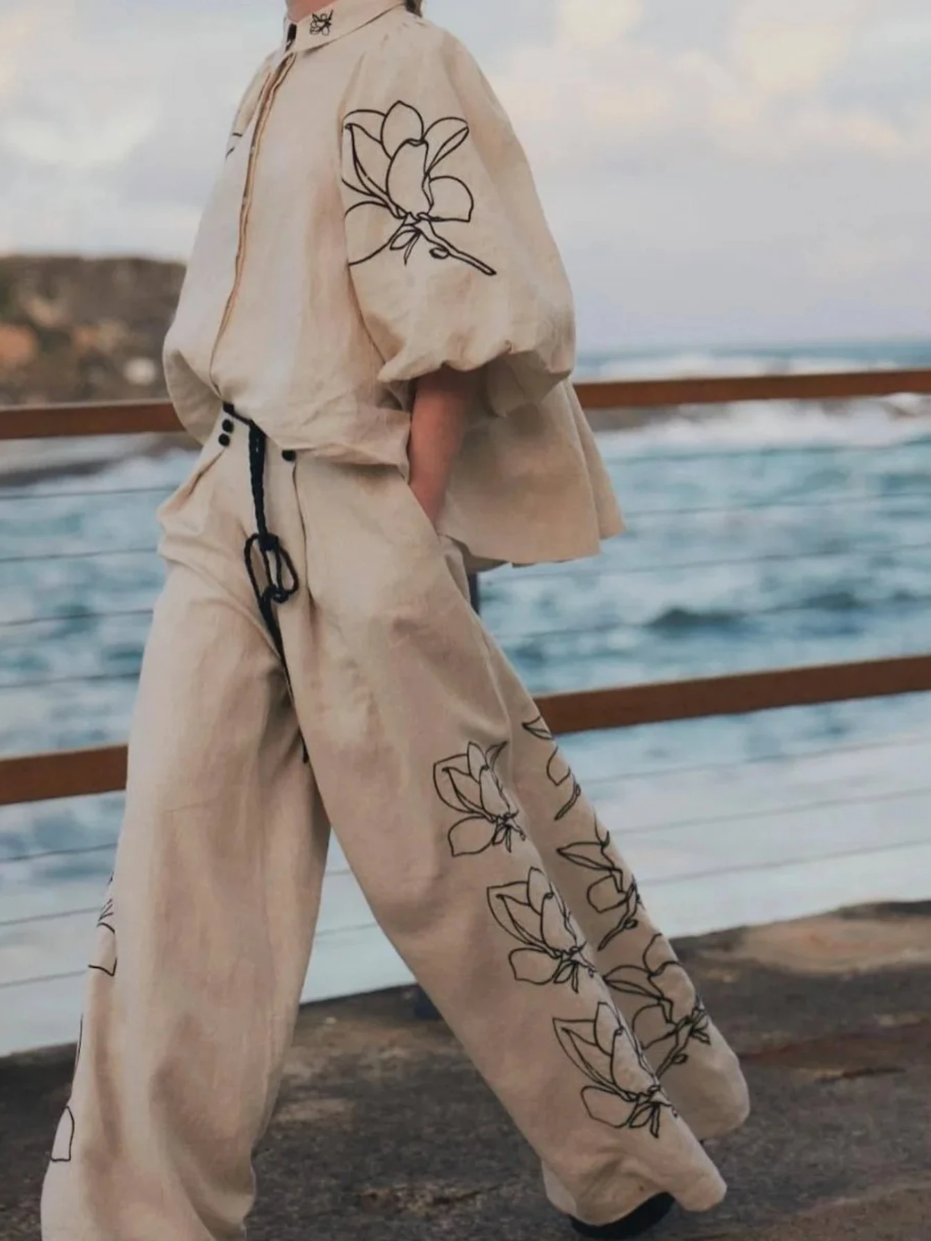 

Комплект из двух предметов: свободная рубашка с длинным рукавом и принтом и брюки с высокой талией и широкими штанинами, повседневный женский наряд