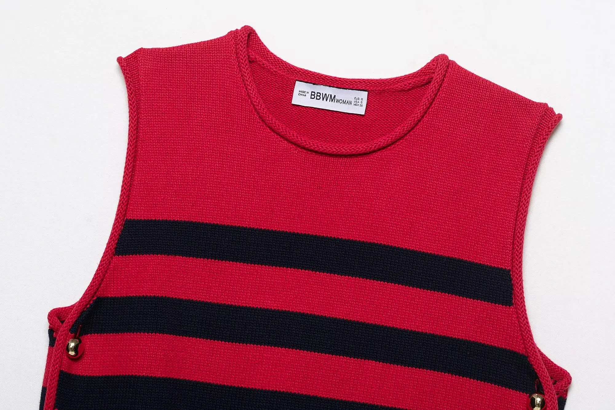 2025年春夏新作 レディースニットタンクトップ - オフショルダースタイル、サイドボタンアクセント、フローティーエレガンス、スリムフィットカット