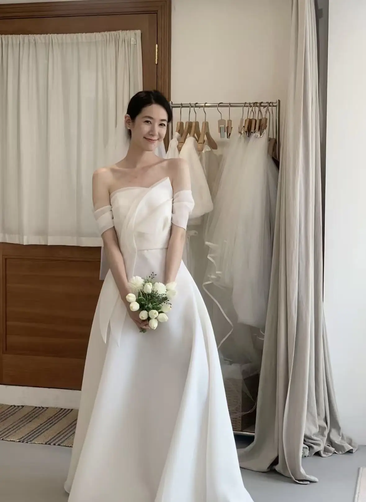 

Mojy Simple Silk Organza 웨딩드레스 Wedding Dresses Korea Photo shoot Floor-Length Bridal Gowns Corset/Zipper Back Customized