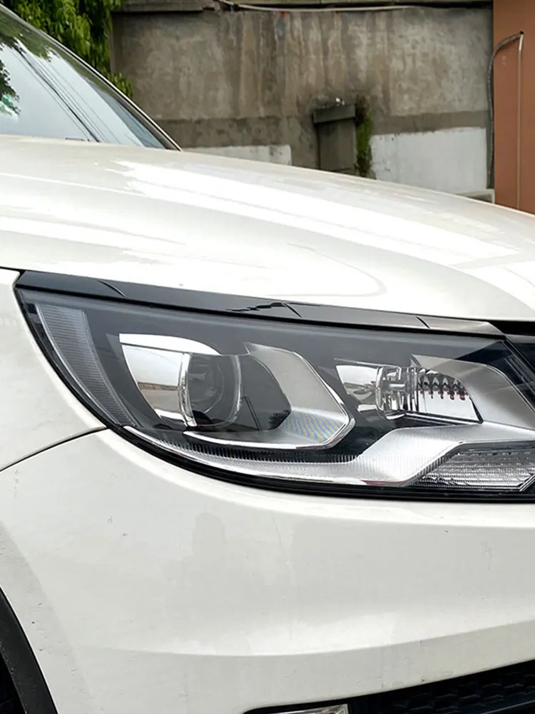 

Для VW Tiguan MK1 2011-2016: накладки на фары (реснички) с текстурой карбона/глянцевые черные, из АБС-пластика