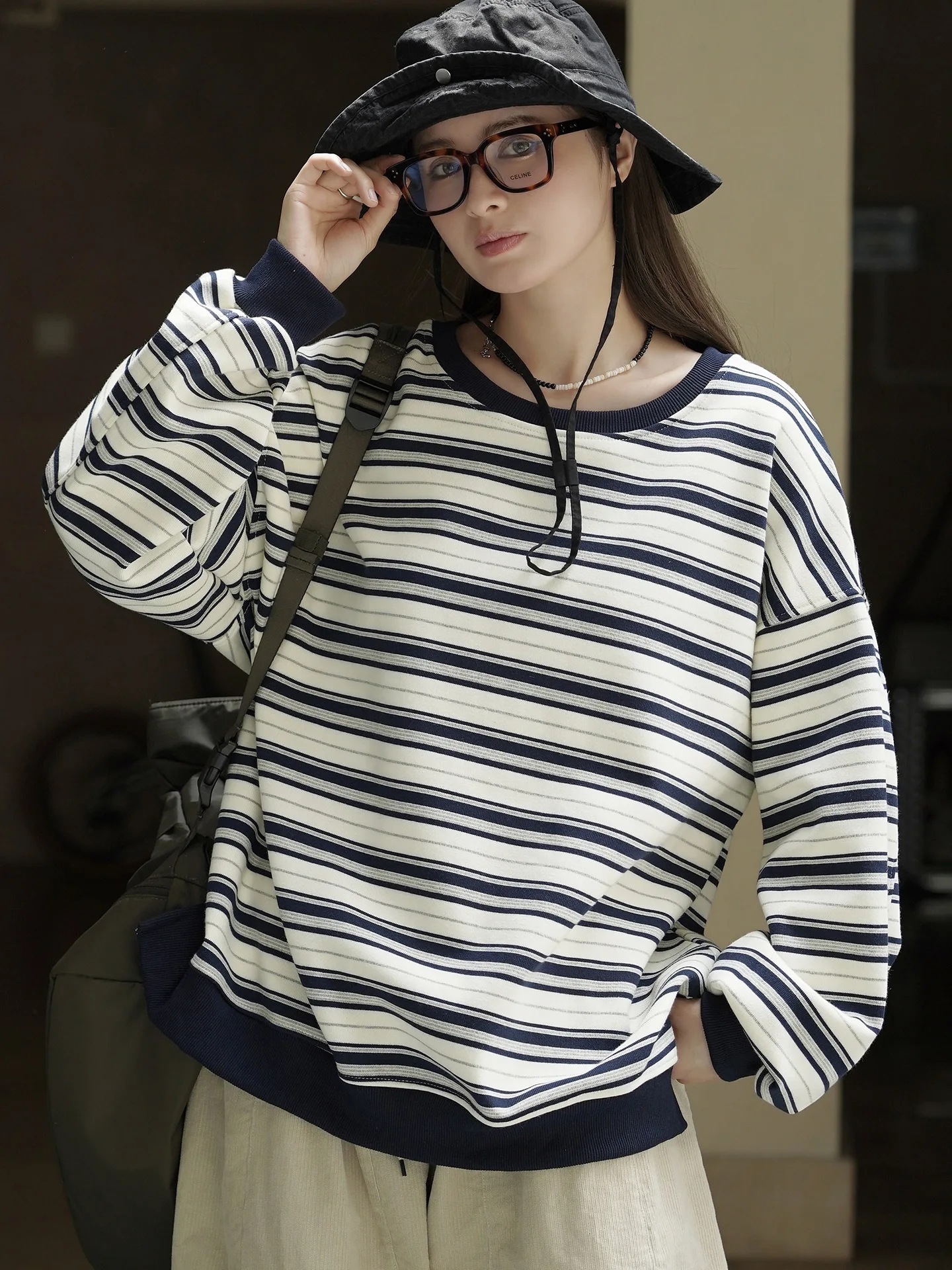 Otoño nuevo japonés moda y fresco contrastante ropa deportiva de rayas gruesas silueta suelta top para mujeres