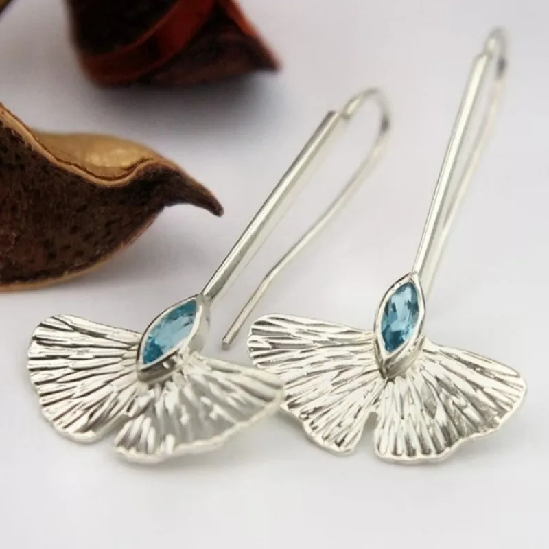 Modische Ginkgo-Blatt-förmige Ohrhänger mit eingelegtem synthetischem Zirkon, silberfarbene Ohrringe für Frauen, einfacher, frischer Stil, Schmuck