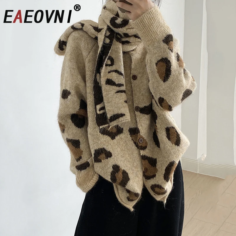 EAEOVNI ليوبارد محبوك المرأة سترة سترة عادية التباين اللون وشاح طوق المرقعة زر الملابس 2025 الخريف الشتاء #1