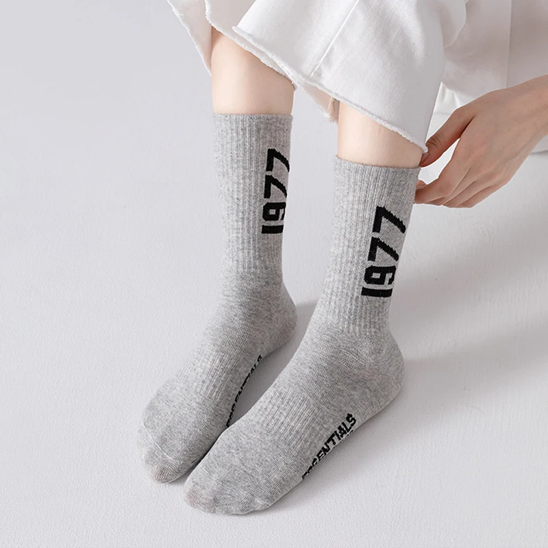 Chaussettes hip hop décontractées pour couple, chaussettes de sport, planche à roulettes, cadeau de loisirs, alphabet masculin, personnalité européenne, mode, 4 paires