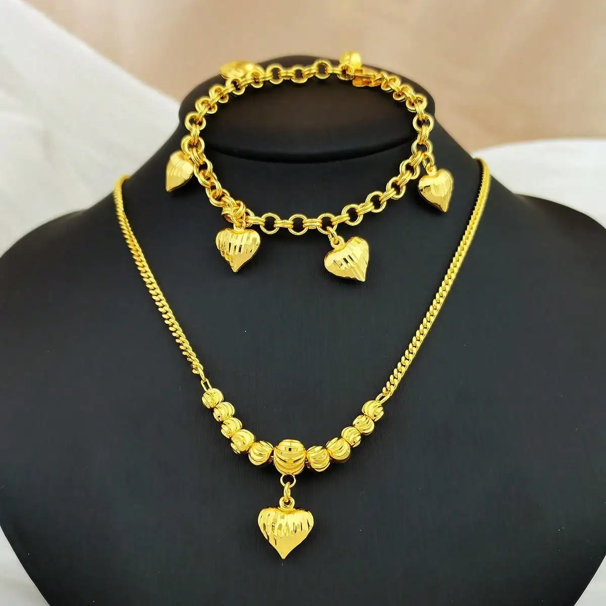 Dubai 24K Gold Plated Exquisite Women's Luxury Love Necklace Middle Eastern Elegant Heart Bracelet Copper Jewelry Two Piece Set
